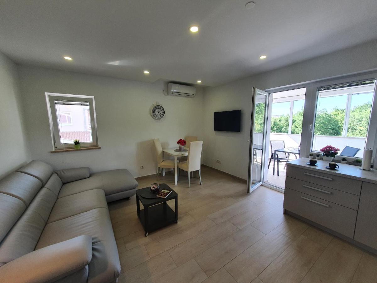 Apartmani Melanie โปเรช ภายนอก รูปภาพ