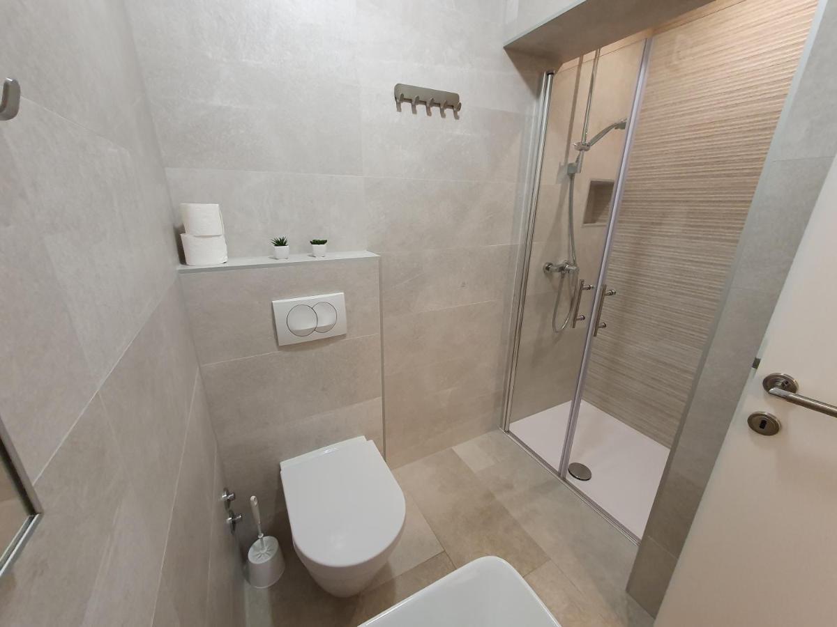 Apartmani Melanie โปเรช ภายนอก รูปภาพ